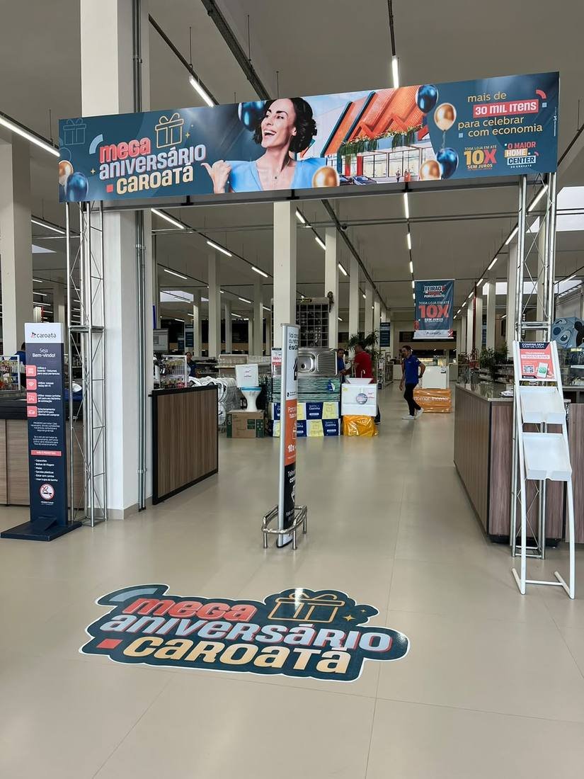 Comunicação visual de campanha na loja da Caroatá Home Center