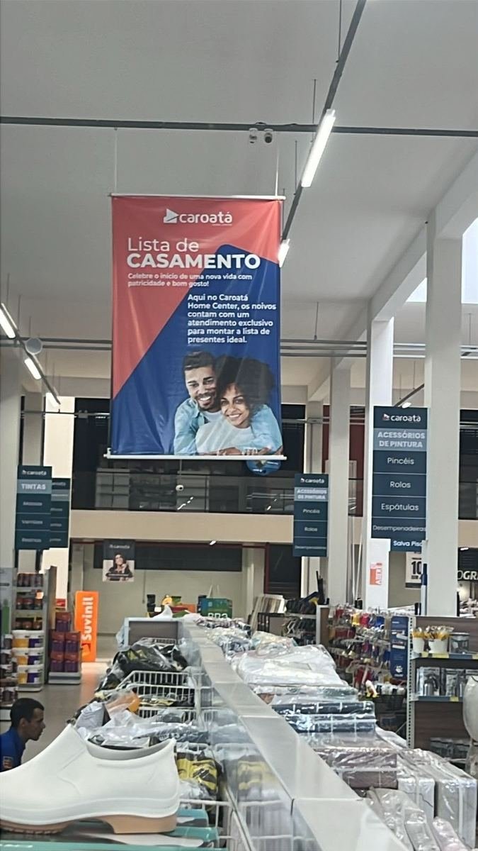 Comunicação visual de campanha na loja da Caroatá Home Center