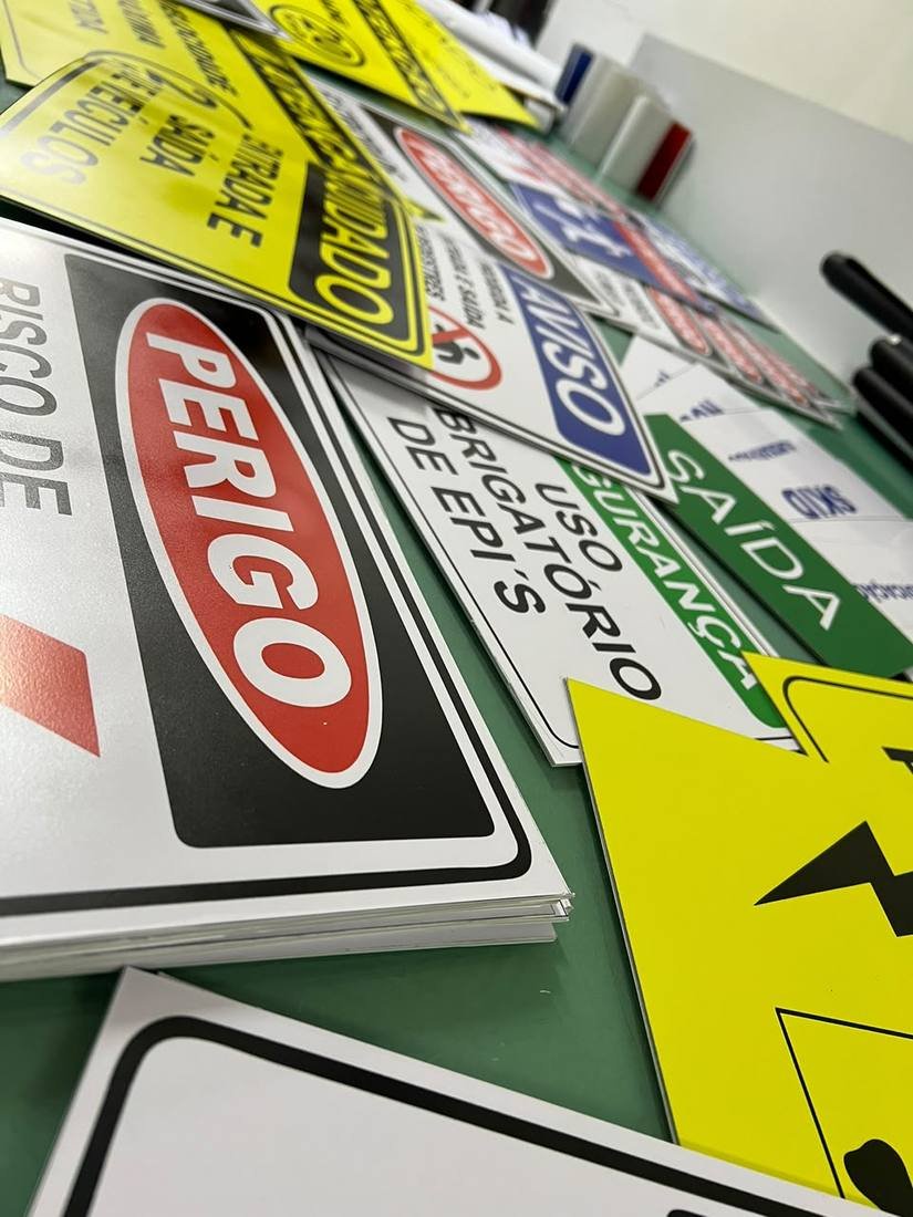 Placas de sinalização de obra em ACM refletivo para a Construtora Sam