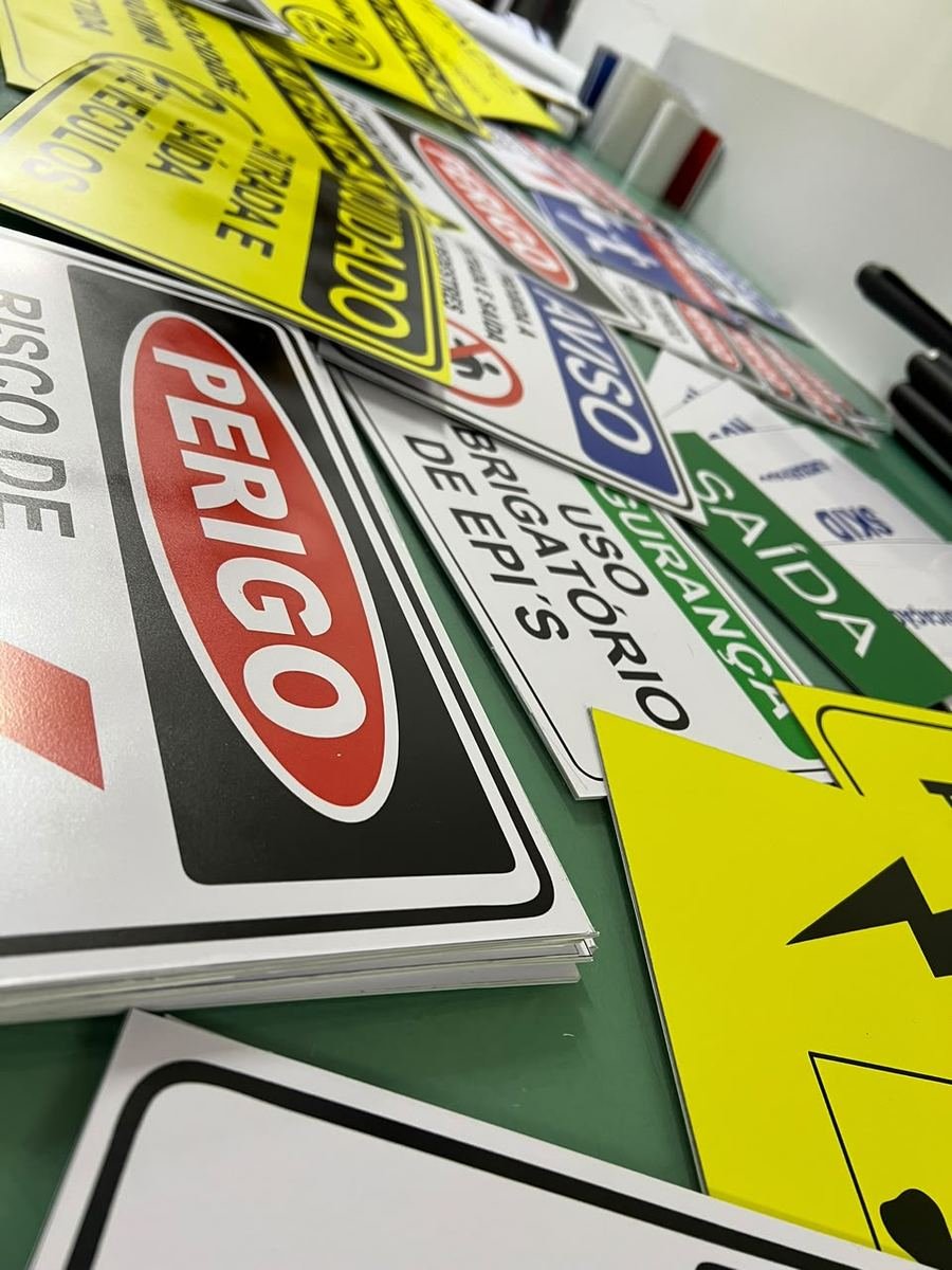 Trabalhos de Placas e Sinalização feitos pela Digiarts Gráfica